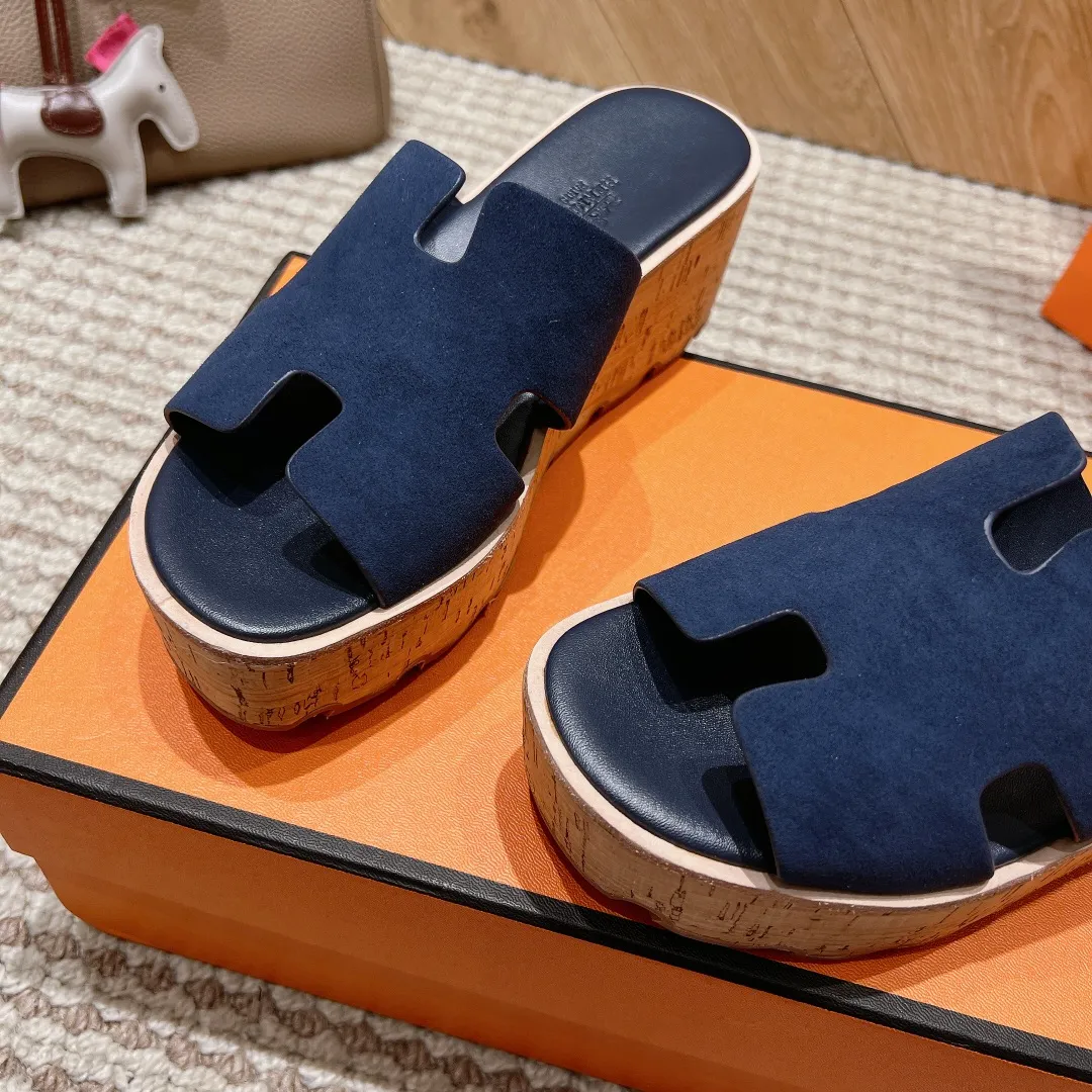 👟👟Ex-factory price 540👟👟 High version of the 2024 spring and summer new HERMES Hermès counter new style. The wedge-heeled Erjiu sandals and slippers, which have been extremely popular recently, are paired with various colorful socks. They are very trendy. Upper: cowhide. Outsole: technological imitation wood sole. Heel height: about 7cm. Size: Female 35-41 (40/41 non-refundable and non-exchangeable)